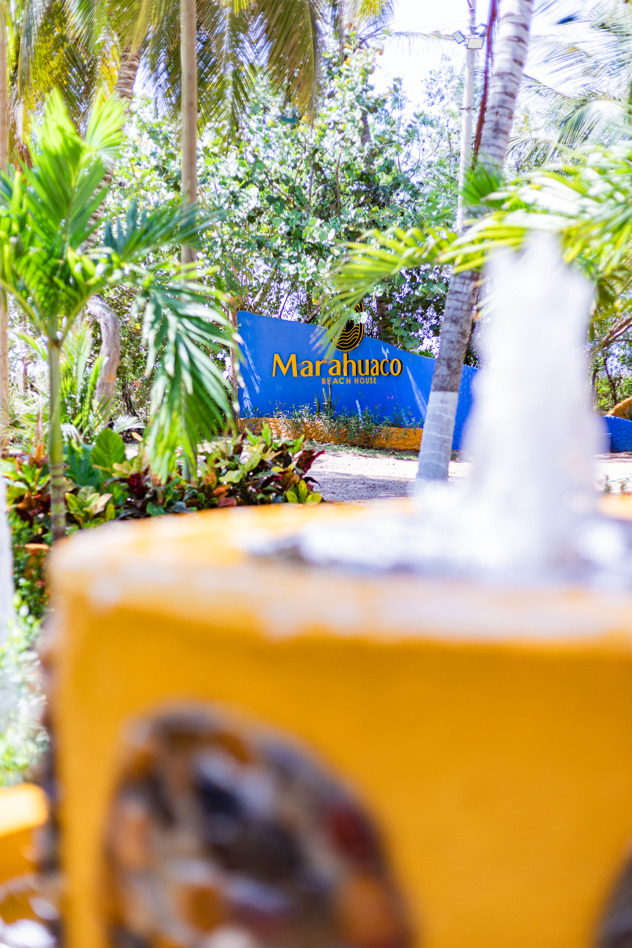 Marahuaco Beach House entrance with tropical gardens and fountain Entrada de Marahuaco Beach House con jardines tropicales y fuente