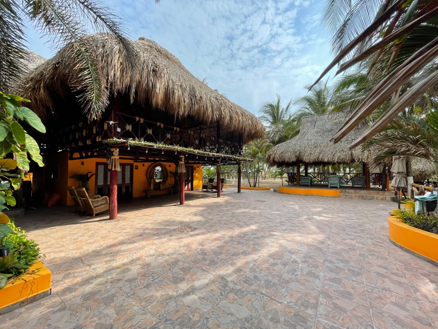 Beachfront event area between palm trees at Marahuaco Beach House Cartagena Área de eventos frente al mar entre palmeras